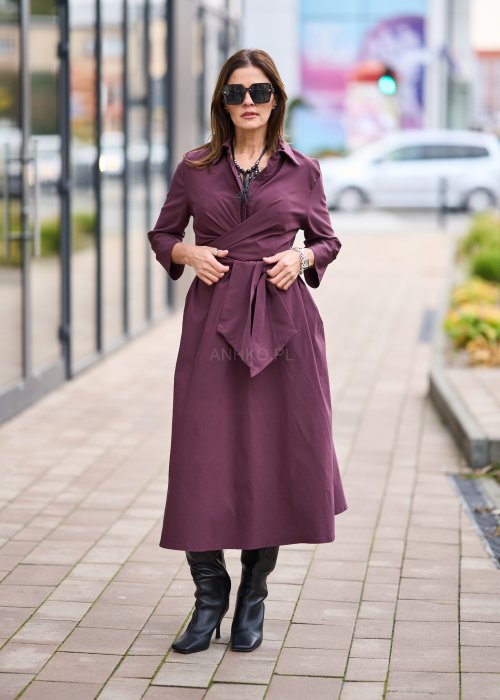 Sukienka midi w kolorze śliwkowym, z kołnierzykiem, długim rękawem, kopertowym przodem i wiązaniem w pasie, wykonana z gładkiej tkaniny o eleganckim kroju