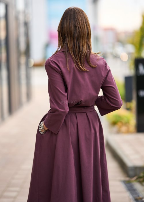Sukienka midi w kolorze śliwkowym, z kołnierzykiem, długim rękawem, kopertowym przodem i wiązaniem w pasie, wykonana z gładkiej tkaniny o eleganckim kroju