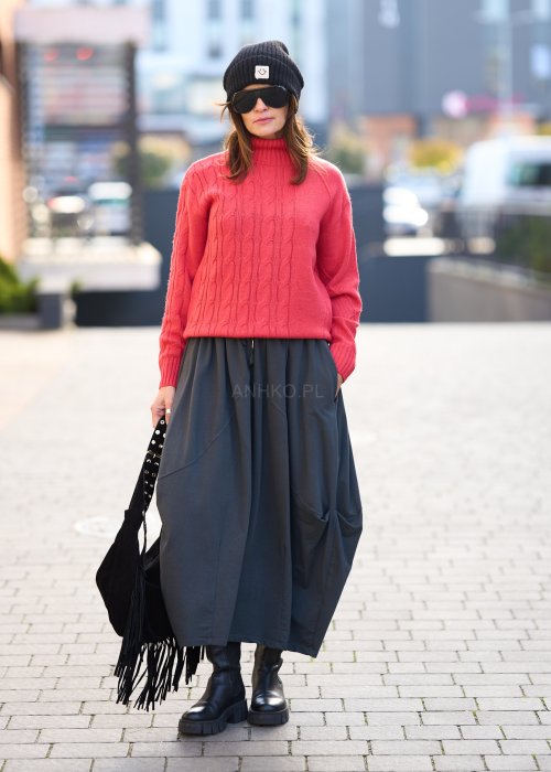 Antracytowa spódnica maxi typu bombka z elastycznym pasem i przeszyciami, zestawiona z czerwonym swetrem i czarnymi botkami w miejskiej stylizacji.