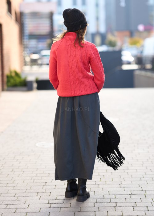 Antracytowa spódnica maxi typu bombka z elastycznym pasem i przeszyciami, zestawiona z czerwonym swetrem i czarnymi botkami w miejskiej stylizacji.