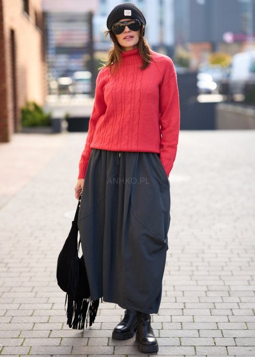 Antracytowa spódnica maxi typu bombka z elastycznym pasem i przeszyciami, zestawiona z czerwonym swetrem i czarnymi botkami w miejskiej stylizacji.