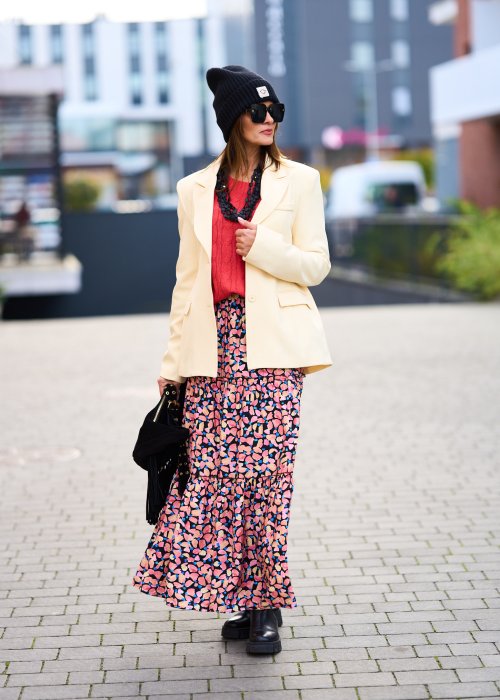 Marynarka ecru z gładkiej tkaniny, klasyczny kołnierz, jednorzędowe zapięcie i elegancki prosty fason