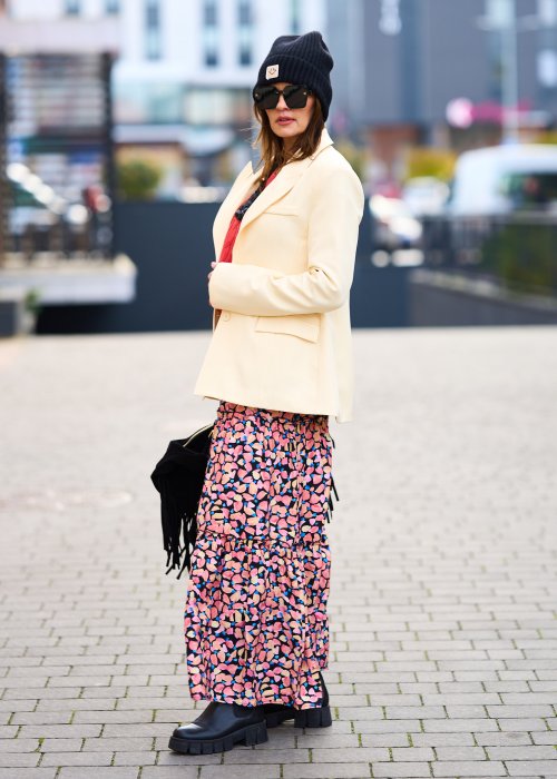 Marynarka ecru z gładkiej tkaniny, klasyczny kołnierz, jednorzędowe zapięcie i elegancki prosty fason