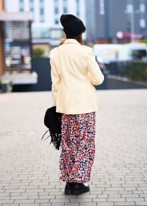 Marynarka ecru z gładkiej tkaniny, klasyczny kołnierz, jednorzędowe zapięcie i elegancki prosty fason