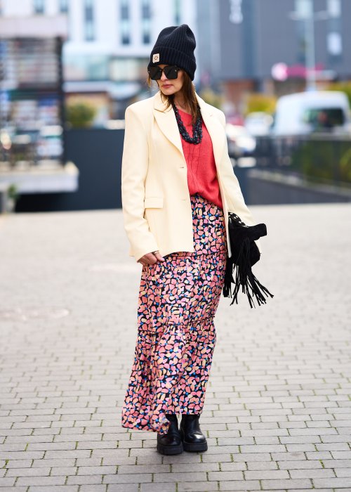 Marynarka ecru z gładkiej tkaniny, klasyczny kołnierz, jednorzędowe zapięcie i elegancki prosty fason