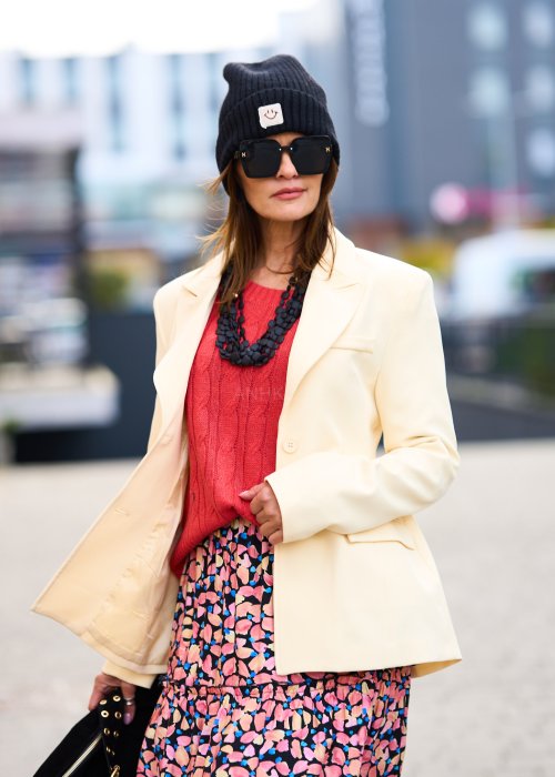 Marynarka ecru z gładkiej tkaniny, klasyczny kołnierz, jednorzędowe zapięcie i elegancki prosty fason