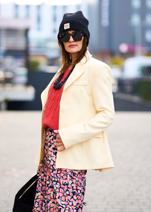 Marynarka ecru z gładkiej tkaniny, klasyczny kołnierz, jednorzędowe zapięcie i elegancki prosty fason