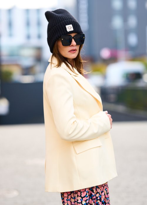 Marynarka ecru z gładkiej tkaniny, klasyczny kołnierz, jednorzędowe zapięcie i elegancki prosty fason