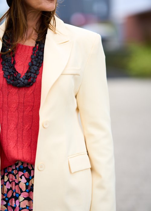 Marynarka ecru z gładkiej tkaniny, klasyczny kołnierz, jednorzędowe zapięcie i elegancki prosty fason