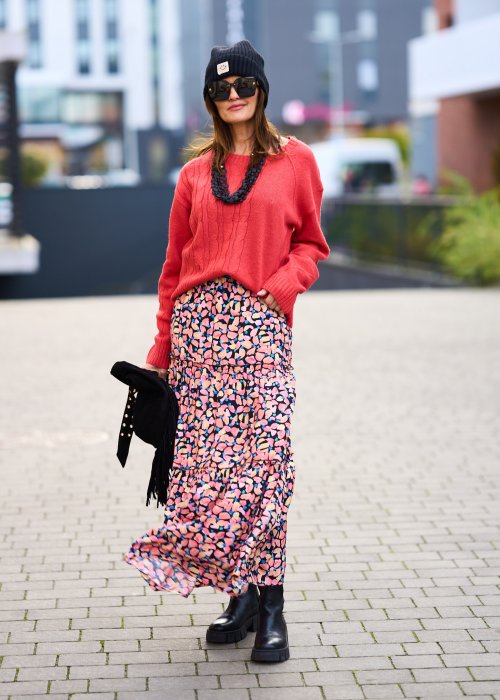 koralowy sweter z dzianiny o splocie warkoczowym, z golfem, długim rękawem i klasycznym, lekko dopasowanym krojem