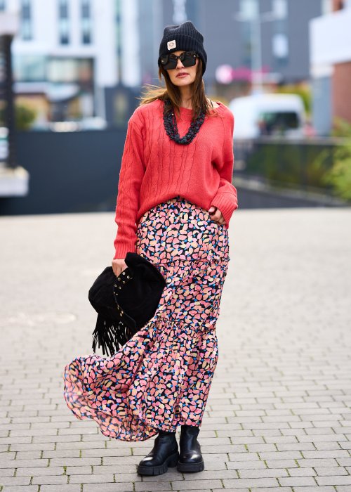 koralowy sweter z dzianiny o splocie warkoczowym, z golfem, długim rękawem i klasycznym, lekko dopasowanym krojem