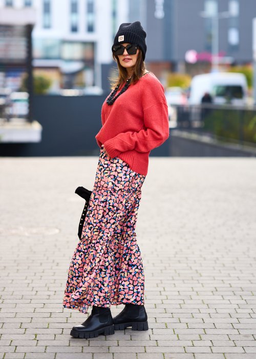 koralowy sweter z dzianiny o splocie warkoczowym, z golfem, długim rękawem i klasycznym, lekko dopasowanym krojem