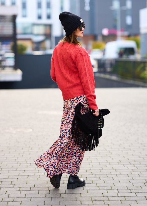 koralowy sweter z dzianiny o splocie warkoczowym, z golfem, długim rękawem i klasycznym, lekko dopasowanym krojem