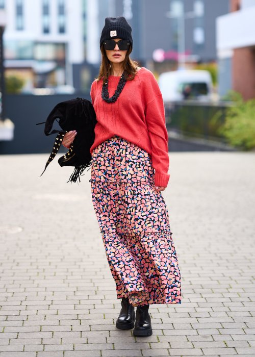 koralowy sweter z dzianiny o splocie warkoczowym, z golfem, długim rękawem i klasycznym, lekko dopasowanym krojem