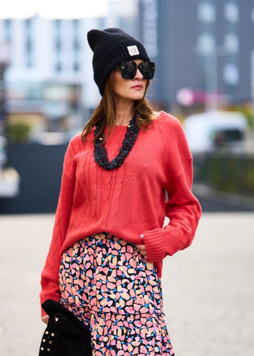 koralowy sweter z dzianiny o splocie warkoczowym, z golfem, długim rękawem i klasycznym, lekko dopasowanym krojem