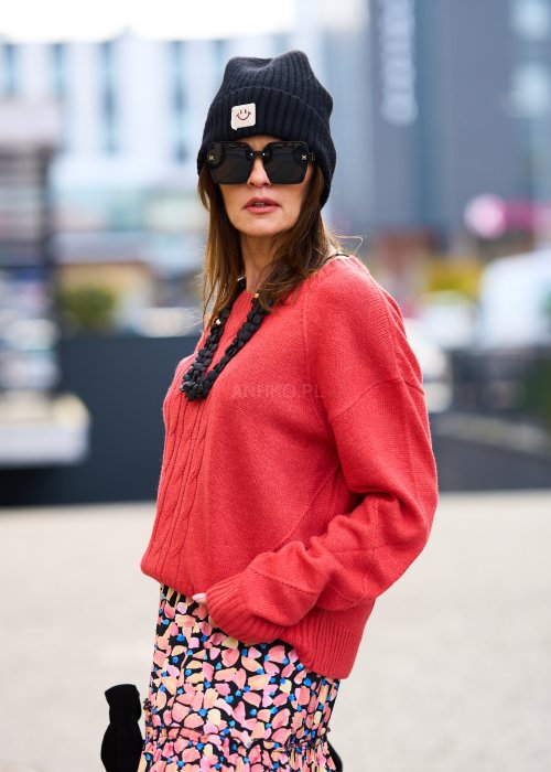 koralowy sweter z dzianiny o splocie warkoczowym, z golfem, długim rękawem i klasycznym, lekko dopasowanym krojem