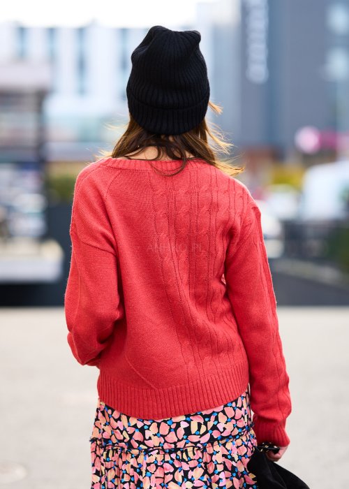 koralowy sweter z dzianiny o splocie warkoczowym, z golfem, długim rękawem i klasycznym, lekko dopasowanym krojem