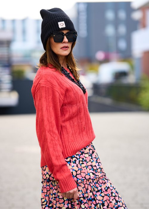 koralowy sweter z dzianiny o splocie warkoczowym, z golfem, długim rękawem i klasycznym, lekko dopasowanym krojem