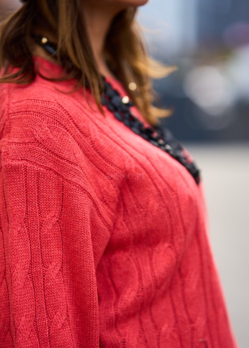 koralowy sweter z dzianiny o splocie warkoczowym, z golfem, długim rękawem i klasycznym, lekko dopasowanym krojem