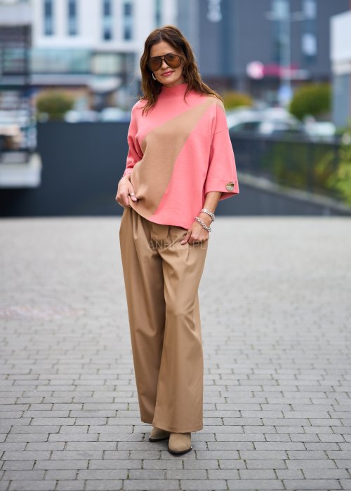 Dzianinowy Sweter Damski Verina różowo-beżowy w geometryczne panele z półgolfem i rękawem 3/4