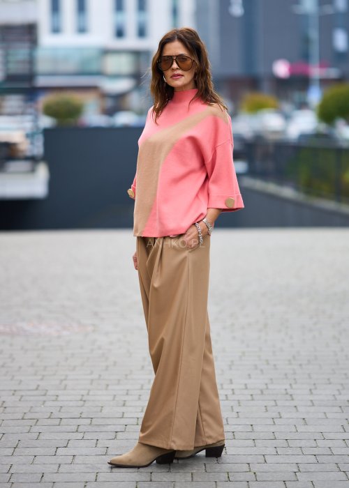 Dzianinowy Sweter Damski Verina różowo-beżowy w geometryczne panele z półgolfem i rękawem 3/4