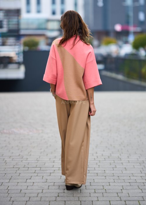 Dzianinowy Sweter Damski Verina różowo-beżowy w geometryczne panele z półgolfem i rękawem 3/4