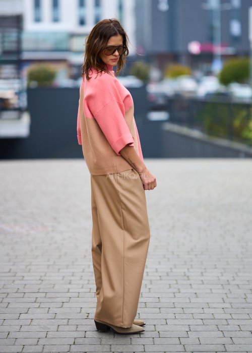 Dzianinowy Sweter Damski Verina różowo-beżowy w geometryczne panele z półgolfem i rękawem 3/4