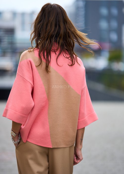 Dzianinowy Sweter Damski Verina różowo-beżowy w geometryczne panele z półgolfem i rękawem 3/4