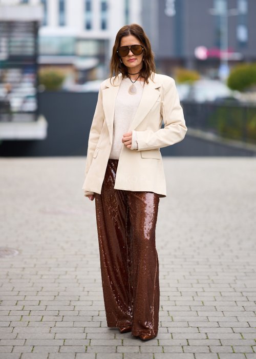 Gładka marynarka damska First jasnobeżowa lekko oversize z kołnierzem z klapami i jednym guzikiem