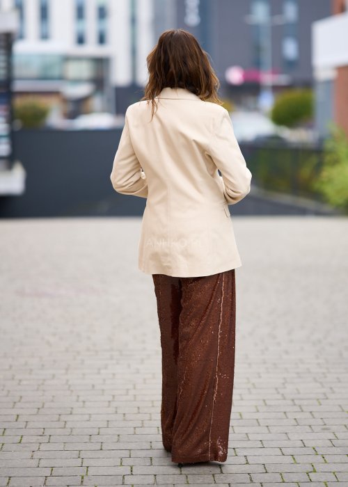 Gładka marynarka damska First jasnobeżowa lekko oversize z kołnierzem z klapami i jednym guzikiem