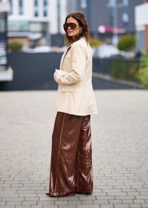 Gładka marynarka damska First jasnobeżowa lekko oversize z kołnierzem z klapami i jednym guzikiem