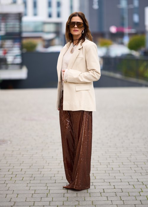 Gładka marynarka damska First jasnobeżowa lekko oversize z kołnierzem z klapami i jednym guzikiem