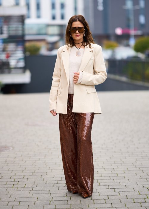 Gładka marynarka damska First jasnobeżowa lekko oversize z kołnierzem z klapami i jednym guzikiem