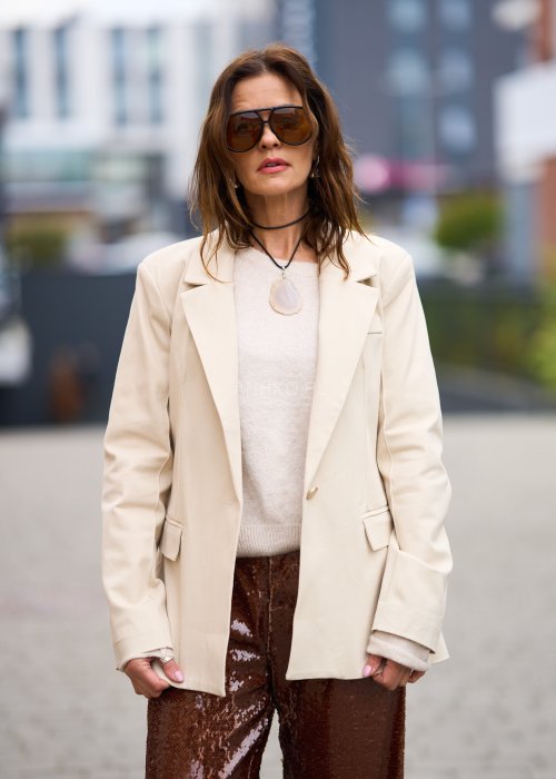 Gładka marynarka damska First jasnobeżowa lekko oversize z kołnierzem z klapami i jednym guzikiem