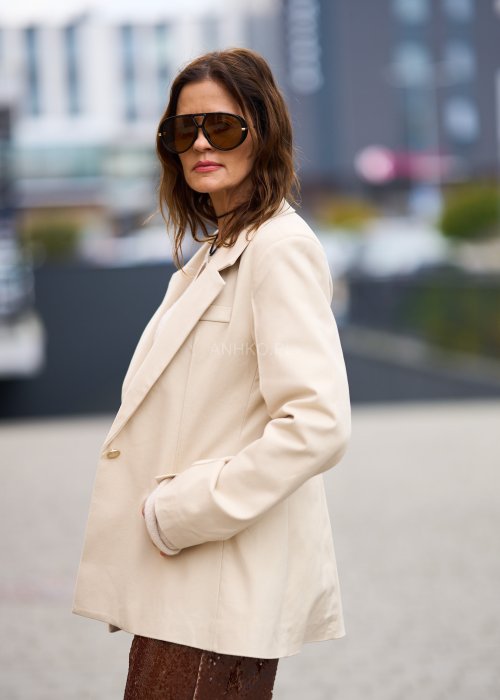 Gładka marynarka damska First jasnobeżowa lekko oversize z kołnierzem z klapami i jednym guzikiem