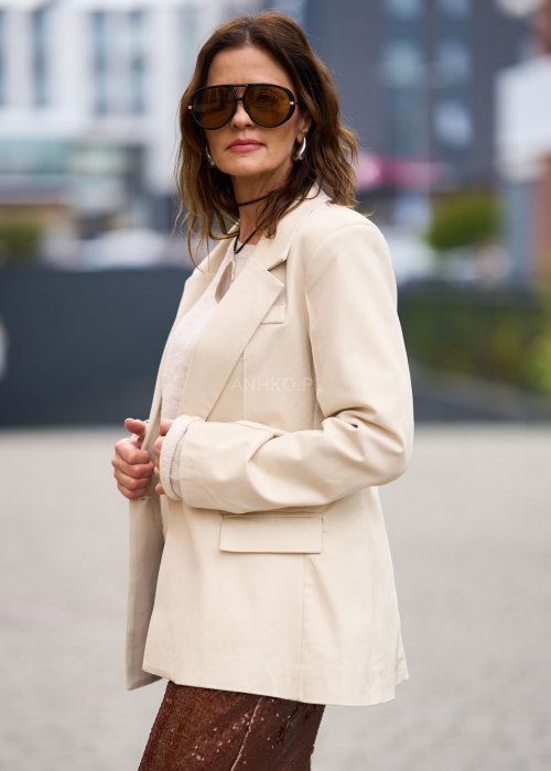 Gładka marynarka damska First jasnobeżowa lekko oversize z kołnierzem z klapami i jednym guzikiem