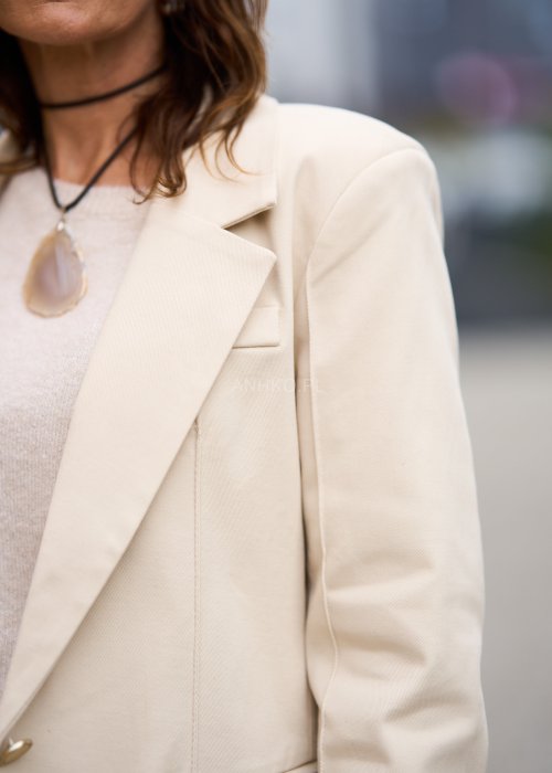 Gładka marynarka damska First jasnobeżowa lekko oversize z kołnierzem z klapami i jednym guzikiem