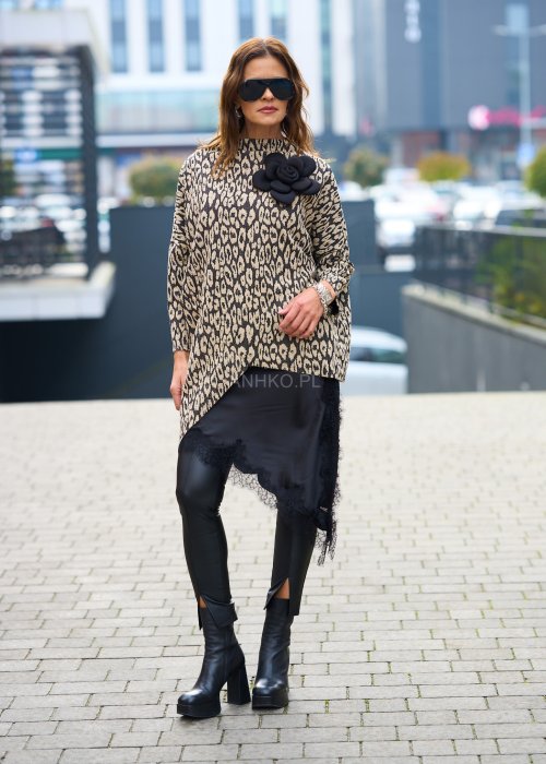 Grubsza strukturalna bluzka damska Megan New Print w beżowo-czarny animal print w asymetrycznej tunice ze stójką