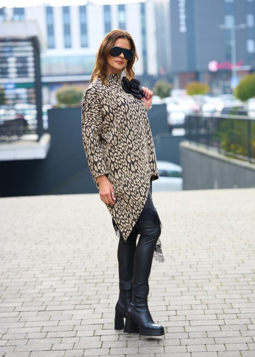 Grubsza strukturalna bluzka damska Megan New Print w beżowo-czarny animal print w asymetrycznej tunice ze stójką