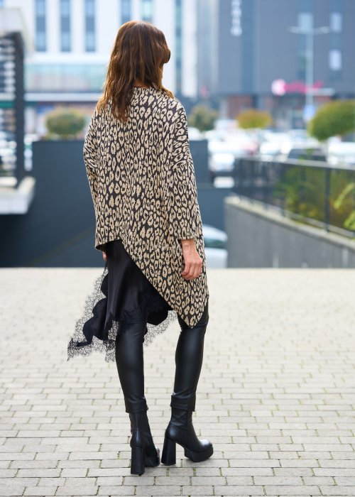 Grubsza strukturalna bluzka damska Megan New Print w beżowo-czarny animal print w asymetrycznej tunice ze stójką
