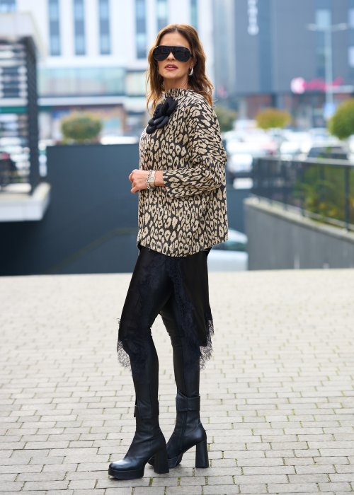 Grubsza strukturalna bluzka damska Megan New Print w beżowo-czarny animal print w asymetrycznej tunice ze stójką