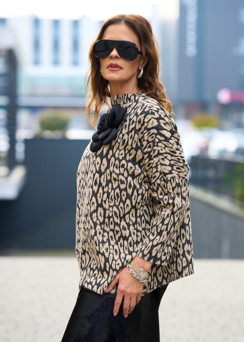 Grubsza strukturalna bluzka damska Megan New Print w beżowo-czarny animal print w asymetrycznej tunice ze stójką