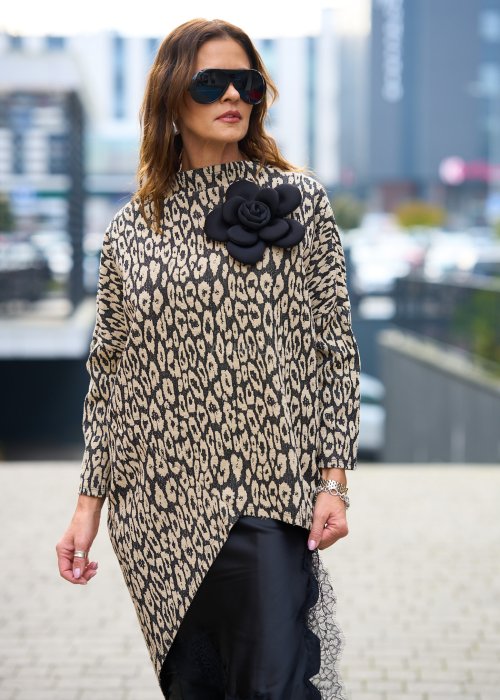 Grubsza strukturalna bluzka damska Megan New Print w beżowo-czarny animal print w asymetrycznej tunice ze stójką