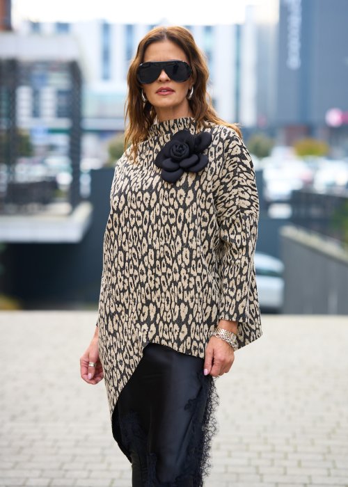 Grubsza strukturalna bluzka damska Megan New Print w beżowo-czarny animal print w asymetrycznej tunice ze stójką