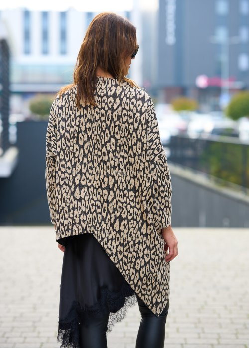 Grubsza strukturalna bluzka damska Megan New Print w beżowo-czarny animal print w asymetrycznej tunice ze stójką