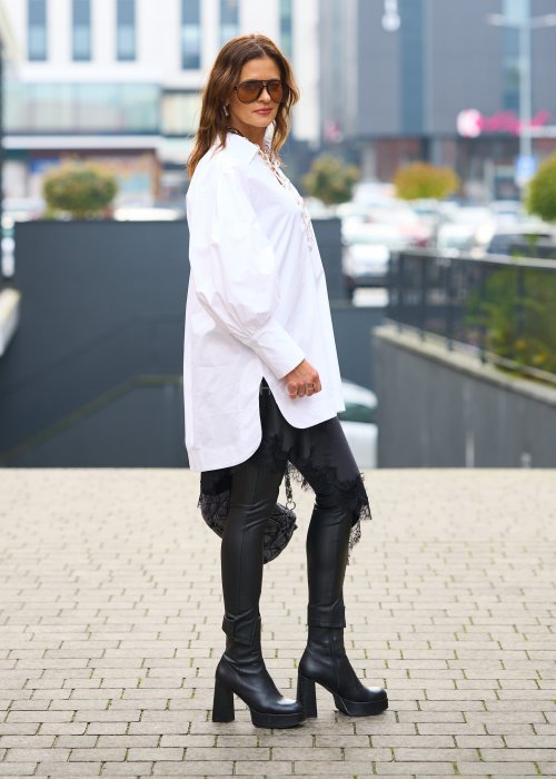 Biała koszula damska oversize z szerokim kołnierzem i efektownymi bufiastymi rękawami. Elegancki, wydłużony fason w minimalistycznym stylu.