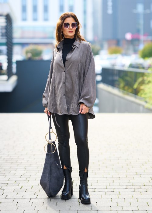 Miękka sprana koszula damska Tasiba w jednolitym chłodnym taupe w oversize fasonie z długim rękawem i obniżonym ramieniem