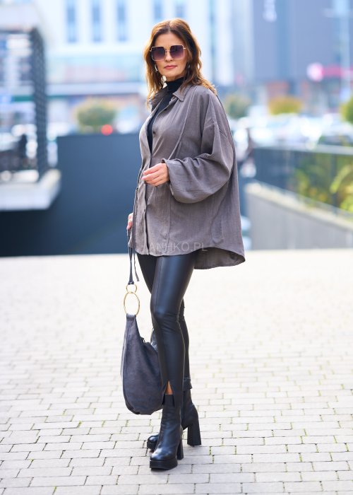 Miękka sprana koszula damska Tasiba w jednolitym chłodnym taupe w oversize fasonie z długim rękawem i obniżonym ramieniem