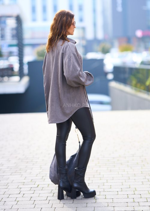 Miękka sprana koszula damska Tasiba w jednolitym chłodnym taupe w oversize fasonie z długim rękawem i obniżonym ramieniem