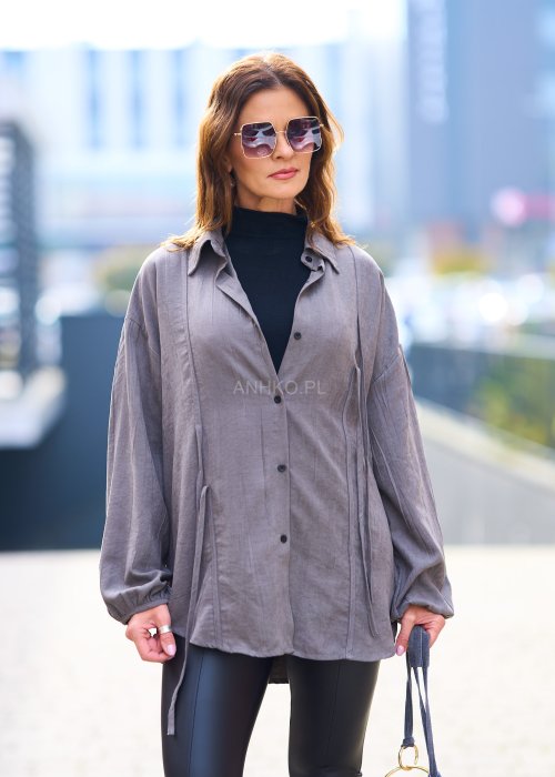 Miękka sprana koszula damska Tasiba w jednolitym chłodnym taupe w oversize fasonie z długim rękawem i obniżonym ramieniem